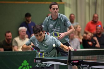 Tischtennis-Familie Mühlbach: Hermann und Carlos wollen erfüllten Traum mit Klassenerhalt in 2. Bundesliga krönen - Die Schwager Carlos (vorn) und Hermann Mühlbach gehen in der Spielzeit 2024/25 wieder getrennte Wege. Umso mehr hoffen sie, die Saison mit dem TTC mit dem Klassenerhalt in der 2. Liga abzuschließen.