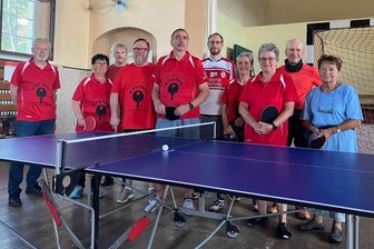 Tischtennis gegen Parkinson: ESV Lok Zwickau bietet nun auch Training in Steinpleis an - Silvia Stahlberg (3. von rechts) freut sich, dass die Trainingszeit in der Turnhalle Steinpleis gut angenommen wird.