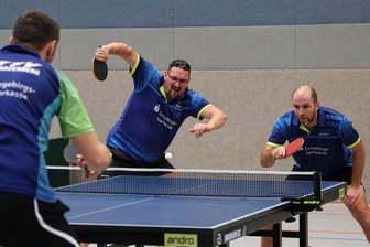 Tischtennis: Gornsdorfer lassen Schwarzenberg im Erzgebirgsderby keine Chance - Stefan Meiner (hinten, links) und Ales Hanl hatten in ihrem Doppel noch das Nachsehen. Danach drehten die Gäste jedoch auf.