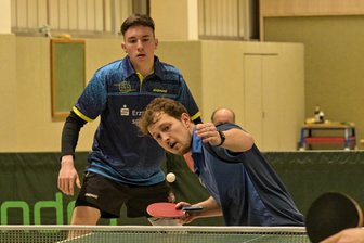 Tischtennis: Gornsdorfer machen sofortigen Wiederaufstieg in die Oberliga perfekt. - Alister Seltmann (hinten) und Petr Dvorak mussten in ihrem Doppel klein beigeben. Es blieb einer der wenigen Schönheitsfehler im Duell gegen den TTC Lugau II.