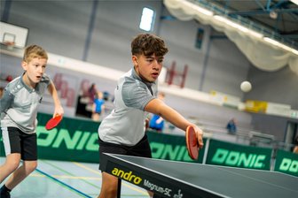 Tischtennis: Hainichener bei eigenem Nachtturnier und Saisonstart erfolgreich - Das Hainichener U-15-Team, hier mit Tim Wetzig (v.) und Janick Böhme, erwischte einen Start nach Maß und gewann seine ersten zwei Saisonspiele.
