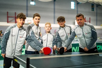 Tischtennis: Hainichener Talente mischen immer besser mit - Die U-15-Mannschaft von Motor Hainichen mit Tim Wetzig, Lennox Beyer, Janick Böhme, Paul Srokos und Trainer Kay Kubitz (v. l.) war in der abgelaufenen Saison schon im Spielbetrieb.