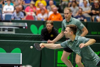 Tischtennis: Hohenstein-Ernstthal heizt Borussia Dortmund ein - Leidenschaftlicher Kampf vor stimmungsvoller Kulisse: Nick Neumann-Manz (vorn) und Miroslav Horejsi vom TTC Sachsenring verloren ihr Doppel nach spannendem Verlauf nur denkbar knapp. 
