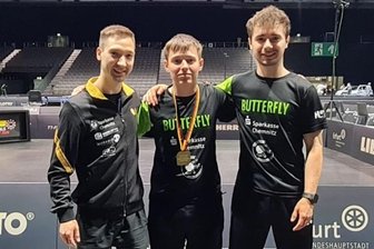 Tischtennis: Hohenstein-Ernstthaler nehmen eine Medaille und viel Erfahrung mit - Nachwuchstrainer Nick Neumann-Manz und Onufrii Hoian sowie Karl Zimmermann (von links) kehrten zufrieden von der Deutschen Meisterschaft in Erfurt zurück.