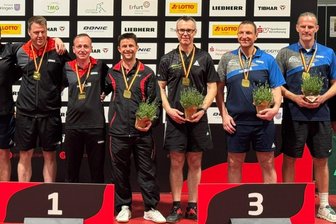 Tischtennis: Hohenstein-Ernstthaler Oldie feiert bei der Deutschen Meisterschaft einen historischen Erfolg - Mit 47 Jahren die erste Medaille bei einer Deutschen Meisterschaft: Das gelang Tischtennisspieler Jens Möbius (4. von rechts) mit Doppelpartner Gabor Nagy (3.v.r.).