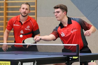 Tischtennis im Erzgebirge: Wie ein Student dem Sachsenligisten helfen will - Max Knappe (r.) spielt noch nicht lange für den 1. TTV Schwarzenberg. Dennoch gehört der 22-Jährige genau wie Jiri Volek inzwischen zur ersten Mannschaft.
