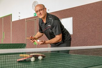 Tischtennis in Adorf: Dieser Mann bringt den Nachwuchs nach vorn - Früher war Mike Grünberg Judoka. Schon lange zählt für ihn aber nur noch die kleine Plastikkugel.