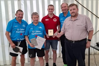 Tischtennis-Jubiläum in Taltitz: Viele Sieger und vier Ausgezeichnete - Geehrt wurden von links Harald Köcher, Peter Busse, Matthias Hendel und Günther Heimlich. Rechts Kreisverbandschef Oliver Großpietzsch.