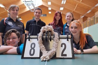 Tischtennis, Landesliga: Vogtländisches Frauenteam beendet starke Saison mit Derbysieg - Kasandra Hartl, Valentina Bonarewitz (vorne von links), Sandra Licht-Großpietzsch (dahinter von links), Oberschiedsrichter Marc Schneider, Lea Riedel und Chantal Prochnau.