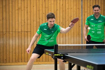Tischtennis: Langenstriegiser Männer übernehmen die Tabellenführung - Marcel Zieger (l.) und Michael König-Stiller (r.) gewannen alle ihre Einzel und das gemeinsame Doppel. Später wurden die Resultate aber umgewertet.