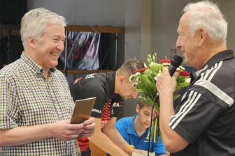 Tischtennis: Lengenfelder erhält bronzene Ehrennadel - Andreas Wolf (links) wurde für seine Verdienste mit der Ehrennadel des Landessportbunds in Bronze geehrt.