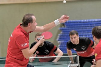 Tischtennis: Lugauer feiern zweiten Saisonsieg - Petr Wasik (l.) und Thomas David (r.) hatten im Doppel gegen Thomas Erisiu (2. v. r.) und Stefan Stockmann das bessere Ende für sich. In den anschließenden Einzeln drehten die beiden Haiminger dann aber richtig auf und bereiteten den Gastgebern große Probleme.