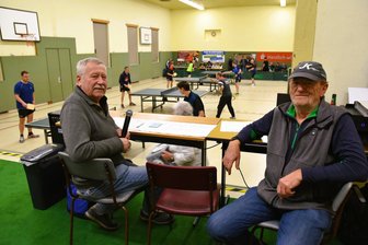 Tischtennis mal anders: Kurz vor Silvester klackern die Bretter - Die Urgesteine Achim Nestler (links) und Uwe Wagler sind ein eingespieltes Team in der Turnierorganisation der Mildenauer Schneidbrettmeisterschaft.