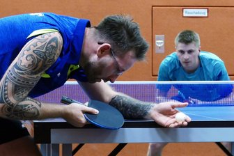 Tischtennis: Marienberg und Zschopau richten den Blick in die Zukunft - Der Marienberger Oliver Nimtz (vorn) besiegte in Zschopau die Nummer 1 des SSV, Philipp Weber, dank einer starken Leistung mit 3:1.