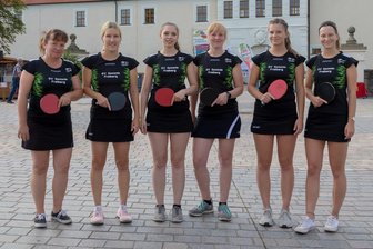 Tischtennis-Oberliga: Freibergerinnen warten weiter auf ersten Erfolg - Statt mit sechs konnten die Saxonia-Damen am Samstag nur mit drei Spielerinnen antreten. Dagmar Hänel (1. v. l.), Simone Röstel (2., v. l.) und Alexandra Uhlig (3. v. l.) streckten sich beim 2:8 vergebens. Hänel konnte immerhin ihre beiden Einzel gewinnen.