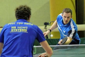 Tischtennis-Oberliga: Primus Lugau knallt Schlusslicht weg - Thomas David (r.) ließ nichts anbrennen und trug mit zwei gewonnenen Einzeln zum klaren Sieg der Lugauer gegen Halle bei. 