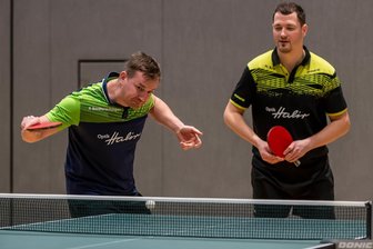 Tischtennis: Peniger wollen zu Hause nachlegen - Die Peniger um Patrick Bardtenschlager (l.) und Martin Scior schlugen zum Auftakt den SV Dresden-Mitte IV, der in der vergangenen Saison nur ein einziges Spiel verlor.