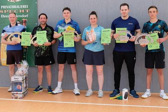 Tischtennis: Premierensieger sichern sich besondere Trophäe beim Gedenkturnier in Zschopau - Zum ersten Mal sicherten sich Roman Gebhardt (l.) und Manuel Jacob (2. v. l.) den Titel beim Ronny-Lohse-Gedächtnisturnier. Im Finale setzten sie sich gegen Lenny Schubert (r.) und Thomas David (2. v. r.) durch. In der Mitte die Drittplatzierten, Alister Seltmann und Franziska Lasch.