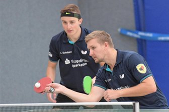 Tischtennis:  Regionalliga-Kellerkind Lugau unter Zugzwang - Daniel Spille (r.), hier mit Teamkollege Leon Schubert, hat in Eggolsheim fast ein Heimspiel. Er wohnt in Altdorf bei Nürnberg.
