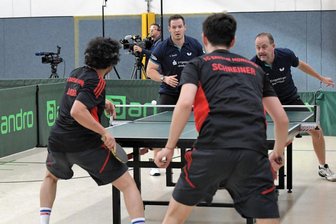 Tischtennis Regionalligist Lugau unterliegt FC Bayern zuhause deutlich mit 3:7 - Da war die Welt noch in Ordnung: Thomas David (hinten, links) und Petr Wasik setzten sich im Doppel gegen Chinmay Datar und Florian Schreiner in vier Sätzen durch. Am Nachbartisch triumphierten die Gastgeber ebenfalls.