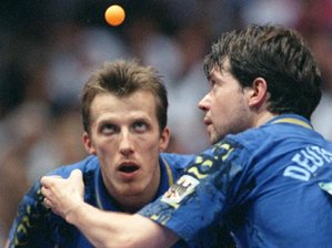 Tischtennis: Roßkopf und Fetzner als TV-Experten im Einsatz -  
          Bildeten schon als aktive Spieler ein erfolgreiches Paar: Steffen Fetzner (r) schlägt beim Doppel neben Jörg Roßkopf auf.