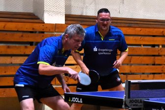 Tischtennis-Sachsenliga: Aufsteiger aus dem Erzgebirge baut auf das Comeback eines Urgesteins - Stefan Meiner (r.), hier im Doppel mit dem Gornsdorfer Holger Anhut, kehrt als einer der Neuzugänge zum TTSV Handwerk Tannenberg zurück.