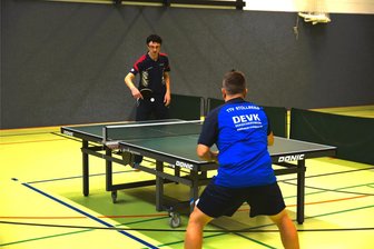 Tischtennis: Schlettauer bügeln Auftaktpleite aus - Thums Spitzenmann Gunnar Köhler (hier gegen Markus Uhlig vom TTV Stollberg/vorn) war erfolgreichster Einzelspieler mit zwei Zählern im Einzel und am Gewinn des Entscheidungsdoppels beteiligt.