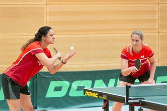 Tischtennis: Schwarzer Landesliga-Auftakt für Tannenberger Teams - Peggy Schubert – hier mit ihrer Vereinskollegin Maria Reißmann – konnte trotz guter Leistungen den Fehlstart der SpG Tannenberg/Crottendorf nicht verhindern.
