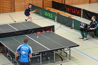 Tischtennis-Spektakel in Lengenfeld: In 30.000 Schritten aufs Podest - Die Spielszene aus dem Duell von Lokalmatador Carsten Gündel (hinten) gegen den Chemnitzer Rico Schmidt-Engelmann) verdeutlicht die gewöhnungsbedürftigen Dimensionen am Megatisch. 