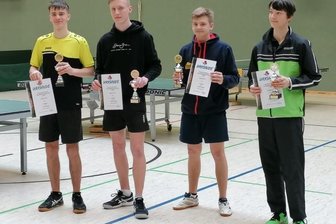 Tischtennis-Talente küren ihre Besten - Der Lengenfelder Lenny Lösche (Zweiter von rechts) setzte sich im U-18-Finale gegen den Röthenbacher Niclas Übelhack (rechts) durch.