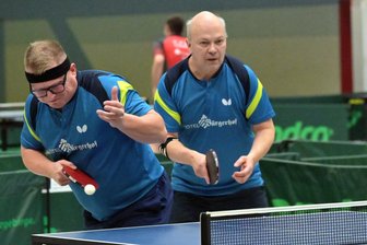 Tischtennis: Tannenberger ringen Spitzenreiter Schwarzenberg Remis ab - Das Tannenberger Doppel Bernd März (l.) und Jiri Ezr gewann ihre Partie.