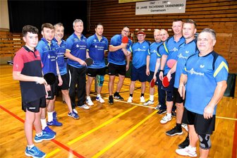 Tischtennis: Tannenberger siegen im Erzgebirgsderby - Zwei Traditionsclubs standen sich zum Erzgebirgsduell ganz fair gegenüber: Der TTSV Tannenberg (re.) und der TSV Gornsdorf II. Jubeln konnte allerdings am Ende nur Tannenberg.