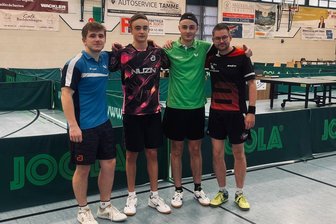 Tischtennis: Tannenberger sorgt für faustdicke Überraschung - Christian Franz, Lenny und Leon Schubert und Ivo Wunderlich (v. l.) zeigten in Wilsdruff gute Leistungen. Im Top-16-Turnier Gegner, ansonsten neben der Platte Freunde.