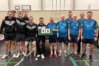 Tischtennis: Tannenberger tüten Klassenerhalt in der Landesliga sicher ein - Nach dem 8:8 gab es noch ein herzliches Miteinander zwischen dem SV Hohenstein/Ernstthal IV und dem TTSV Handwerk Tannenberg (r.), die ihre Punkteteilung feierten.