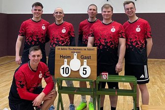 Tischtennis-Team aus dem Erzgebirge schnuppert am Durchmarsch - Für den SV Adorf bildeten in dieser Saison Nico Walther (vorn), Luca Claus, Ivo Höfner, Maximilian Sieber, Benjamin Rupf und Simon Schulze (hinten von links) die Stammbesetzung.