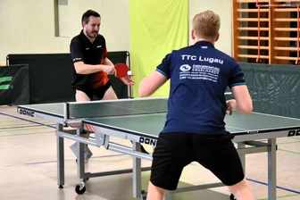 Tischtennis: Thumer sorgen für Überraschung in Lugau - Timo Freye (l.) setzte für den TTV Thum den erfolgreichen Schlusspunkt zum 9:6-Erfolg beim Bezirksklasse-Spitzenreiter TTC Lugau IV.
