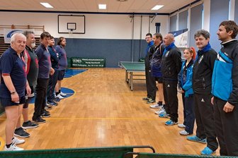 Tischtennis: Tirpersdorfer Aufholjagd reicht nicht ganz für Punkte - Aufstellung nehmen zum Punktspiel in Tirpersdorf. Die Gäste aus Plauen (links) siegten 10:5.