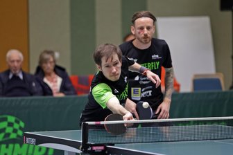 Tischtennis: Trauben hängen in der 2. Bundesliga für Hohenstein-Ernstthal zu hoch - Andrey Milovanov (vorn) und Jakub Kosowski - hier bei einem Heimspiel des TTC an der Platte - konnten in Saarbrücken zwar jeweils ein Einzel gewinnen, mussten sich im Doppel aber geschlagen geben.
