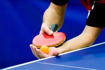 Tischtennis: TTC Sachsenring Hohenstein-Ernstthal erwartet im Heimspiel eine Wundertüte - close up service on table tennis Foto: Symbolbild/saintho - stock.adobe.com