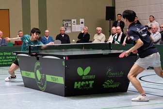 Tischtennis: TTC Sachsenring Hohenstein-Ernstthal macht doppelten Schritt Richtung Klassenerhalt - Tsu-Yu Tzeng (hinten) gewann am Sonntag seine Einzel für den TTC Sachsenring.