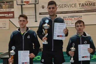 Tischtennis: TTC Sachsenring Hohenstein-Ernstthal nimmt bei Mitteldeutscher Meisterschaft das ganze Podest in Beschlag - Carlos Mühlbach vom TTC Sachsenring (Mitte) siegte in Wilsdruff vor seinen Vereinskameraden Johan Koschmieder (links) und Onufrii Hoian.