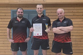 Tischtennis: Überraschungsteam aus dem Erzgebirge ist auch im Pokal nicht zu stoppen - Die Sorgauer Tommy Rebentisch, Marcel und Andreas Liebscher (von links) haben sich den Erzgebirgspokal gesichert.