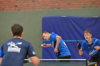 Tischtennis: Wilkau-Haßlau festigt mit Heimsieg den Relegationsrang - Lenny Schubert (am Ball) und Erik Balazs gewannen am Samstag ihr Doppel souverän 3:1.