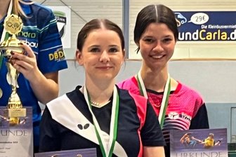 Tischtennis: Zwei Vogtland-Mädels überzeugen bei Landesmeisterschaften mit Bronze - Chantal Prochnau (links) und Lea Riedel aus dem Vogtland erreichten bei der Tischtennis-Landesmeisterschaft das Halbfinale. In einem knappen Fünfsatzkrimi mussten sie sich geschlagen geben und landeten auf Platz drei.