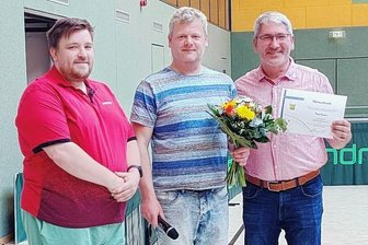 Tischtennisturnier beginnt mit Überraschung - Der zum Ehrenmitglied der SpVgg Heinsdorfergrund ernannte Ralf Schubert (Mitte) mit Vereinschef Stephan Hösl (rechts) und dem Vorsitzenden des Tischtennis-Kreisverbandes Oliver Großpietsch (links). 