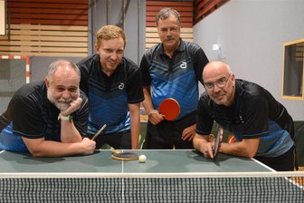 Tischtennisverein Auerbach fängt aufs Neue an zu blühen - In der Auerbacher Diesterwegturnhalle: Uwe Seibert (von links), Ilja Richmann, Bernd Sielaff und Frank Grunder spielen in der ersten Männermannschaft des TTV Auerbach und wollen als Aufsteiger in der Vogtlandklasse bestehen.