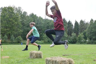 Tischtennisverein aus dem Erzgebirge feiert Sportfest – und hegt Aufstiegsambitionen - Fynn Sonntag (l.) aus Wildbach und Jeremy Rumberger aus Grünstädtel tobten sich beim Sportfest ordentlich aus.