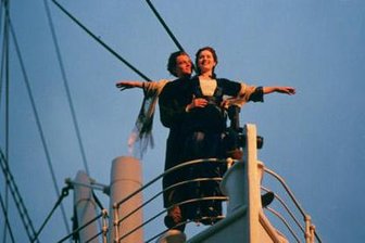 Am Sonntag, Punkt 12 Uhr wird die berühmte Titanic-Szene auf dem Zwickauer Kornmarkt nachgestellt: Frauen stemmen sich mit ausgebreiteten Armen gegen den Wind, Männer umarmen ihre Liebste.
