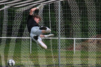 Titel ist zum Greifen nah: Thalheimer Fußballer stehen nach Sieg in Syrau mit einem Bein in der Sachsenliga - Tanne-Keeper Marek Winnerl musste in Syrau nur einmal hinter sich greifen.