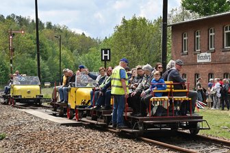 Titel „Tourismushelden“ für Schienentrabi-Team: Das sind die ersten Fahrtermine 2025 - Schienentrabis im Mai 2024 am Stellwerk in Wechselburg.